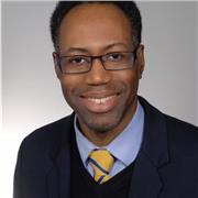 Freundlicher und fürsorglicher Englischlehrer, der Lernenden jeden Alters dabei helfen möchte, ihre Sprachkenntnisse zu verbessern